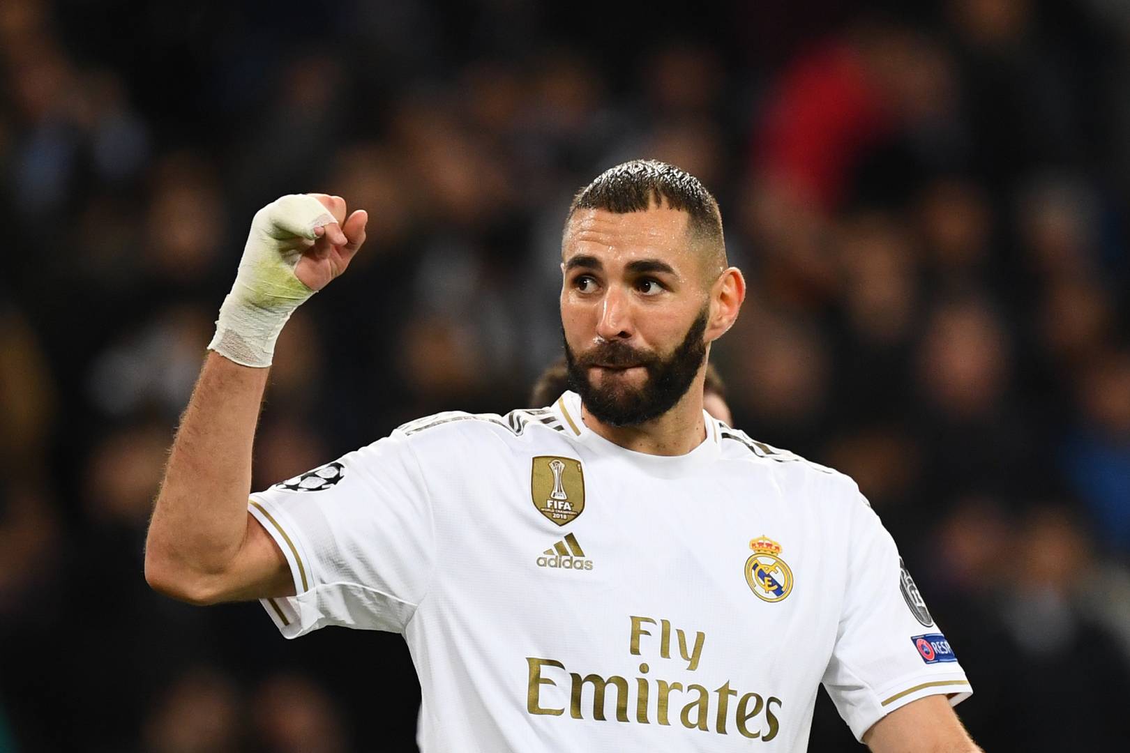بنزيما يجدد عقده مع ريال مدريد