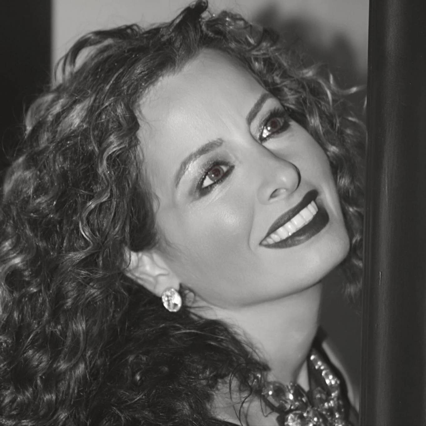 حنين، اللون الغنائي المستقل، تطلق Bella العالمية بنسختها العربية