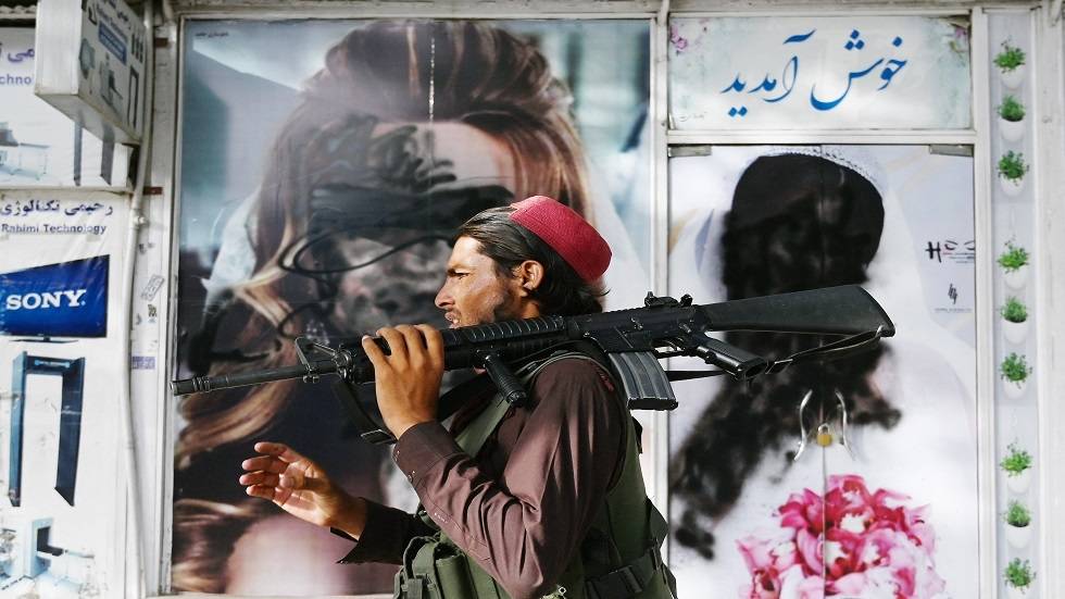 أفغانستان.. تظليل صور النساء على واجهات المحلات بعد سيطرة طالبان