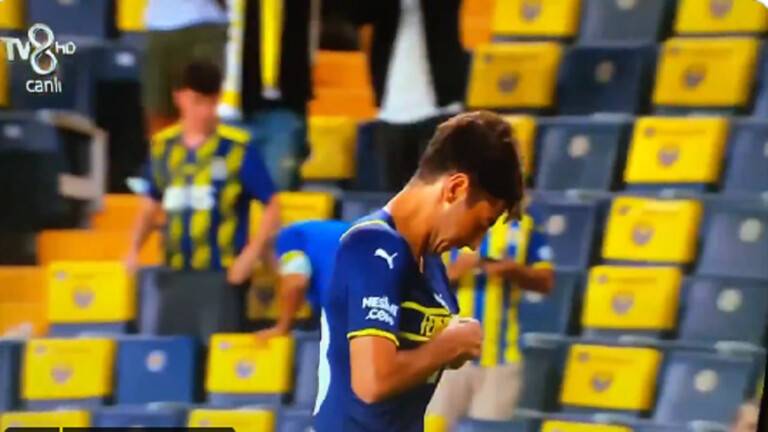 لاعب يتعرض لموقف محرج.. أراد تقبيل شعار ناديه على قميصه ولم يجده