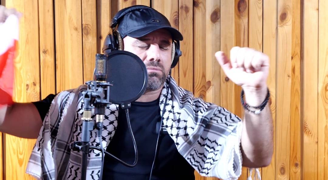عوض طنوس يغني لـ "بيروت"..ويبكي الملايين!