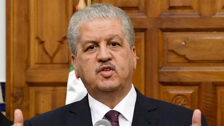 الجزائر.. رئيس الحكومة الأسبق في قفص الاتهام بسبب...