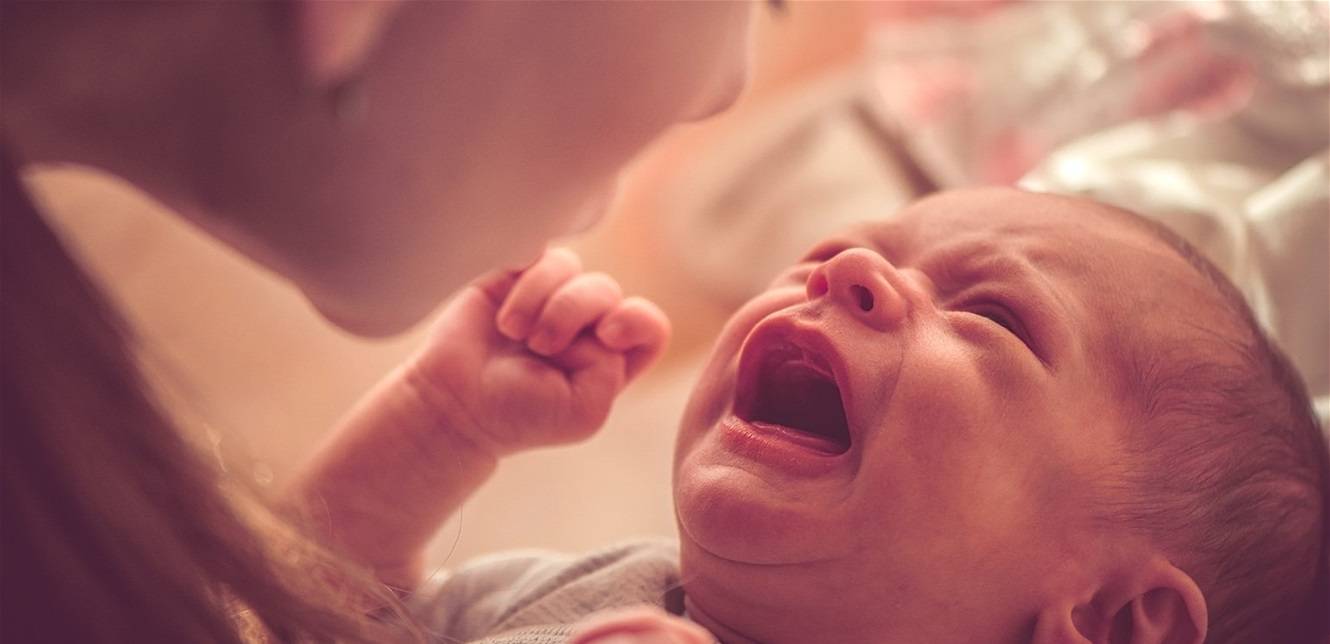 صور أثارت جدلاً.. الشعر يغطي جسد رضيع تناول هذا الدواء بعد الولادة