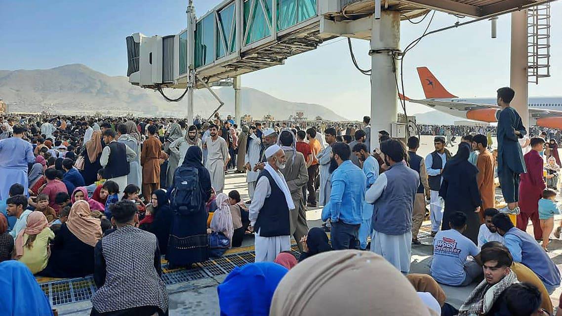الفوضى الأفغانية: آلاف العالقين بمطار كابل وتعهدات دولية
بتسريع إجلاء الأجانب والمتعاونين الأفغان