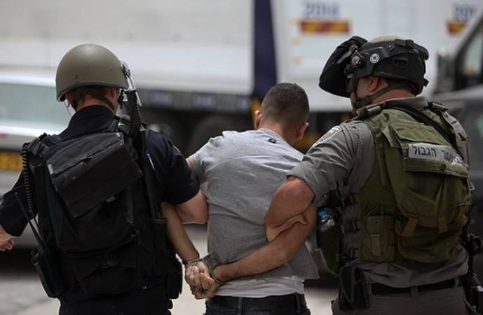الاحتلال يشنّ حملة اعتقالات واسعة في «الضفة»
والفلسطينيون يتصدون لقواته في الشارع
