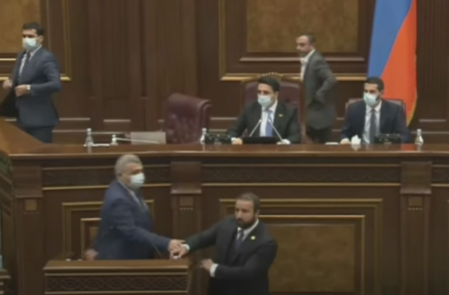 شجار جديد بين نواب الحكومة والمعارضة في برلمان أرمينيا (فيديو)