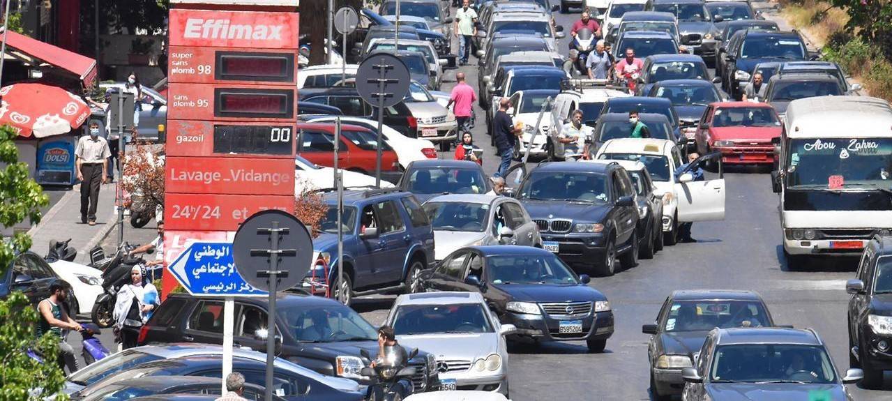 بالفيديو... طوابير طويلة من السيارات على المحطات في جميع المناطق