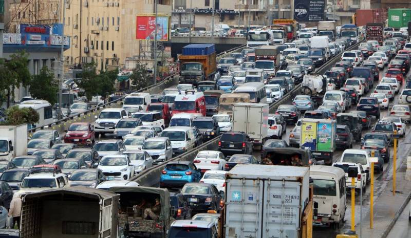 السير متوقف على أوتوستراد الزلقا