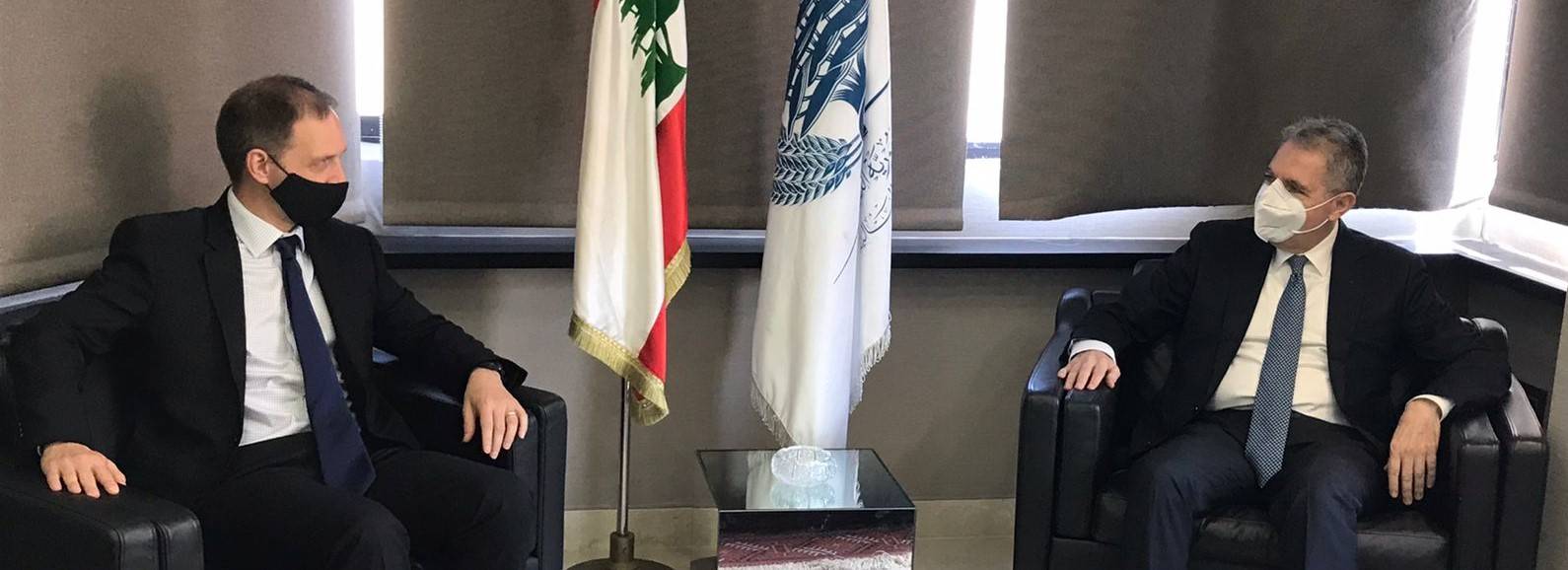 وزني بحث مع السفير البريطاني المواضيع المالية والاقتصادية