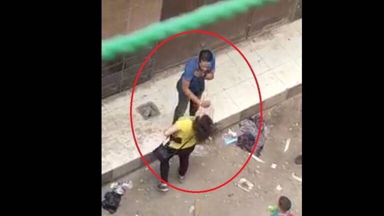 فتاة تلقّن شابا درسا لن ينساه أمام المارّة