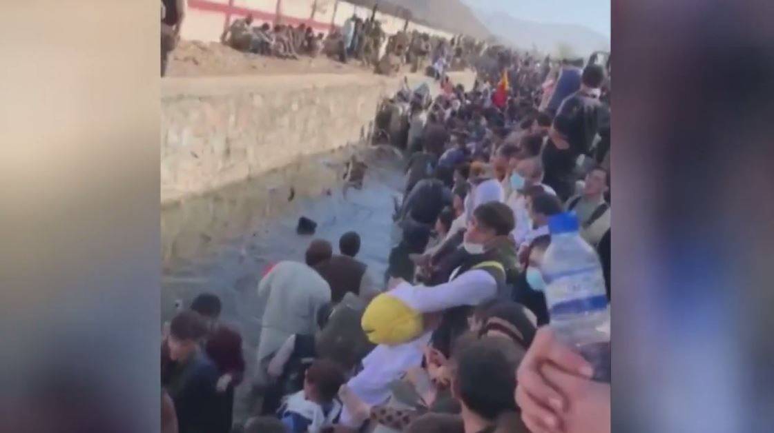 حشود في مياه الصرف الصحي تنتظر الفرج خلف سياج مطار كابل