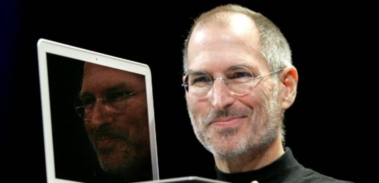 يحمل توقيع ستيف جوبز.. بيع دليل كمبيوتر Apple II بمبلغ خيالي