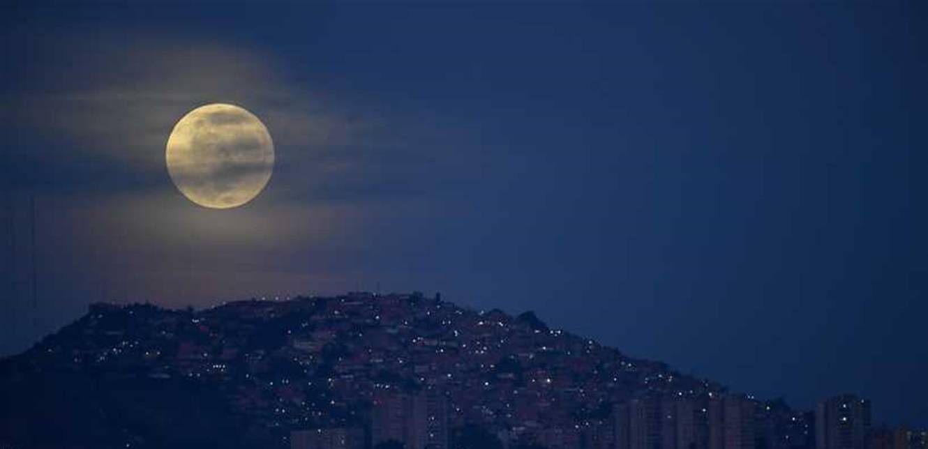 عودة "القمر الأزرق الكبير".. ما هو ومتى يمكن رؤيته؟