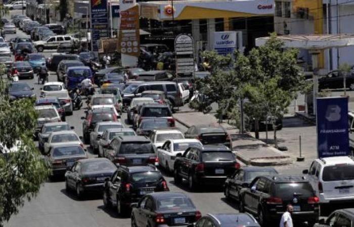 لهذه الأسباب طوابير البنزين لن تنتهي قريباً
التهريب الى سوريا يُضاعف الأرباح «بالدولار»
