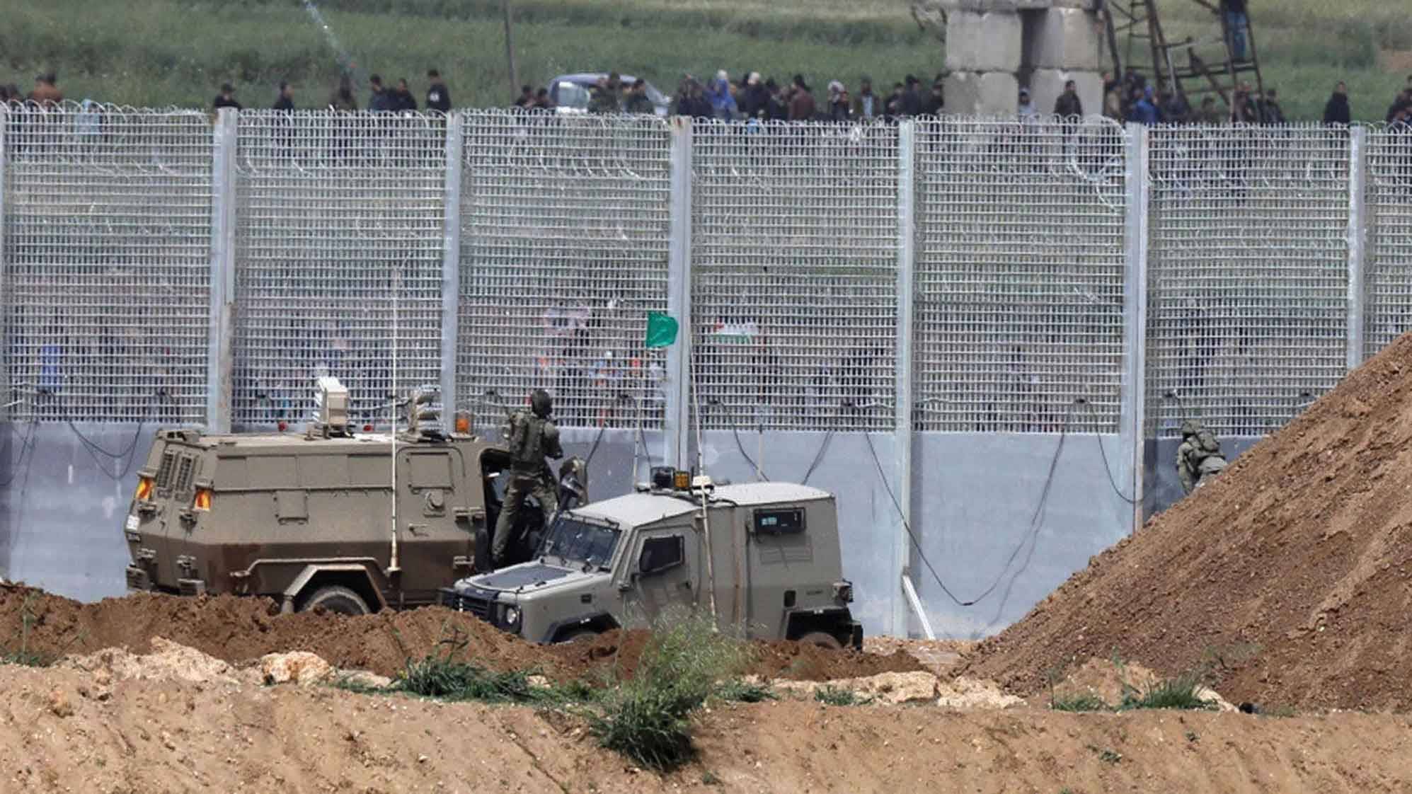 الاحتلال يحشد عسكرياً قرب غزة...