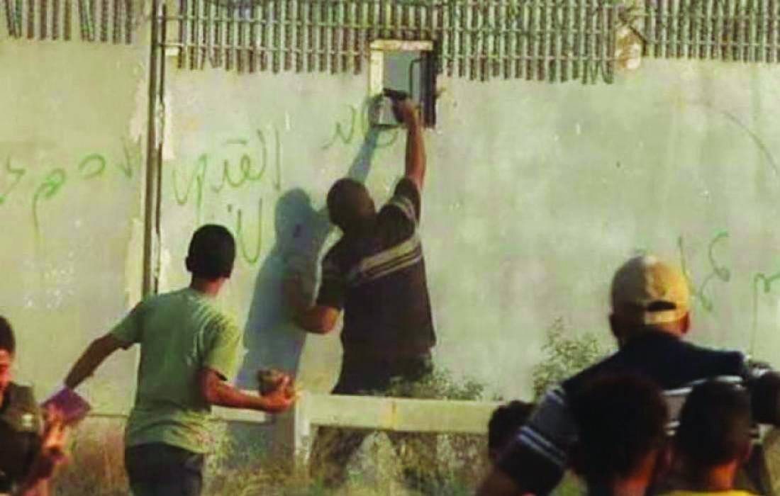 الاحتلال الإسرائيلي يقيم عائقا جديدا على حدود غزة
ويتهم حماس بالاستعداد لجولة قتال جديدة