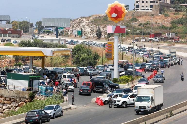 لبنان عائم بالمحروقات والدواء... والشعب في طوابير الذلّ