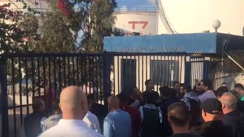 شبان أقفلوا مدخل شركة "كوجيكو" في ساحل الجية