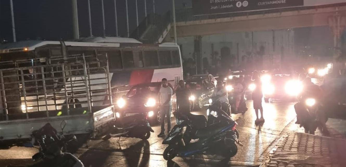 بالصور... قطع الطريق في محلة المدينة الرياضية بالاتجاهين