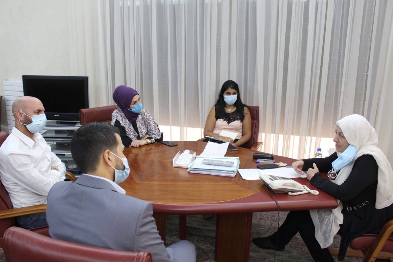 الحريري تسلمت من وفد متعاقدي الثانوي مذكرة بمطالبهم