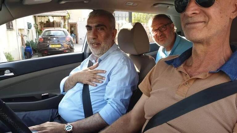 الشيخ كمال الخطيب يعود إلى بلدته بعد إبعاد قسري استمر شهرين