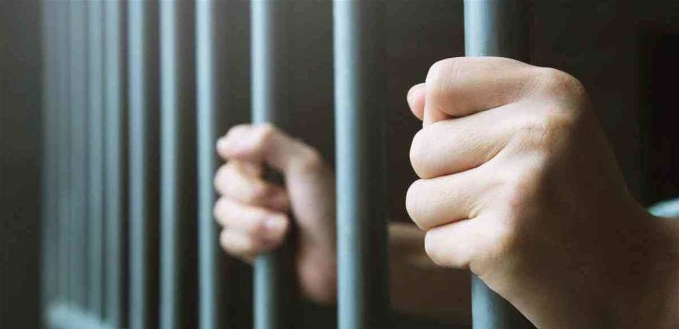يمارس النصب من داخل السجن... وضحاياه شخصيات معروفة