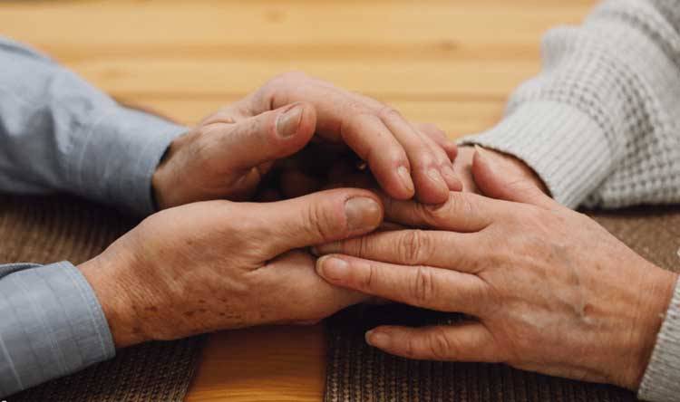 مسن يطعم زوجته بعد وفاتها لأكثر من 3 أيام