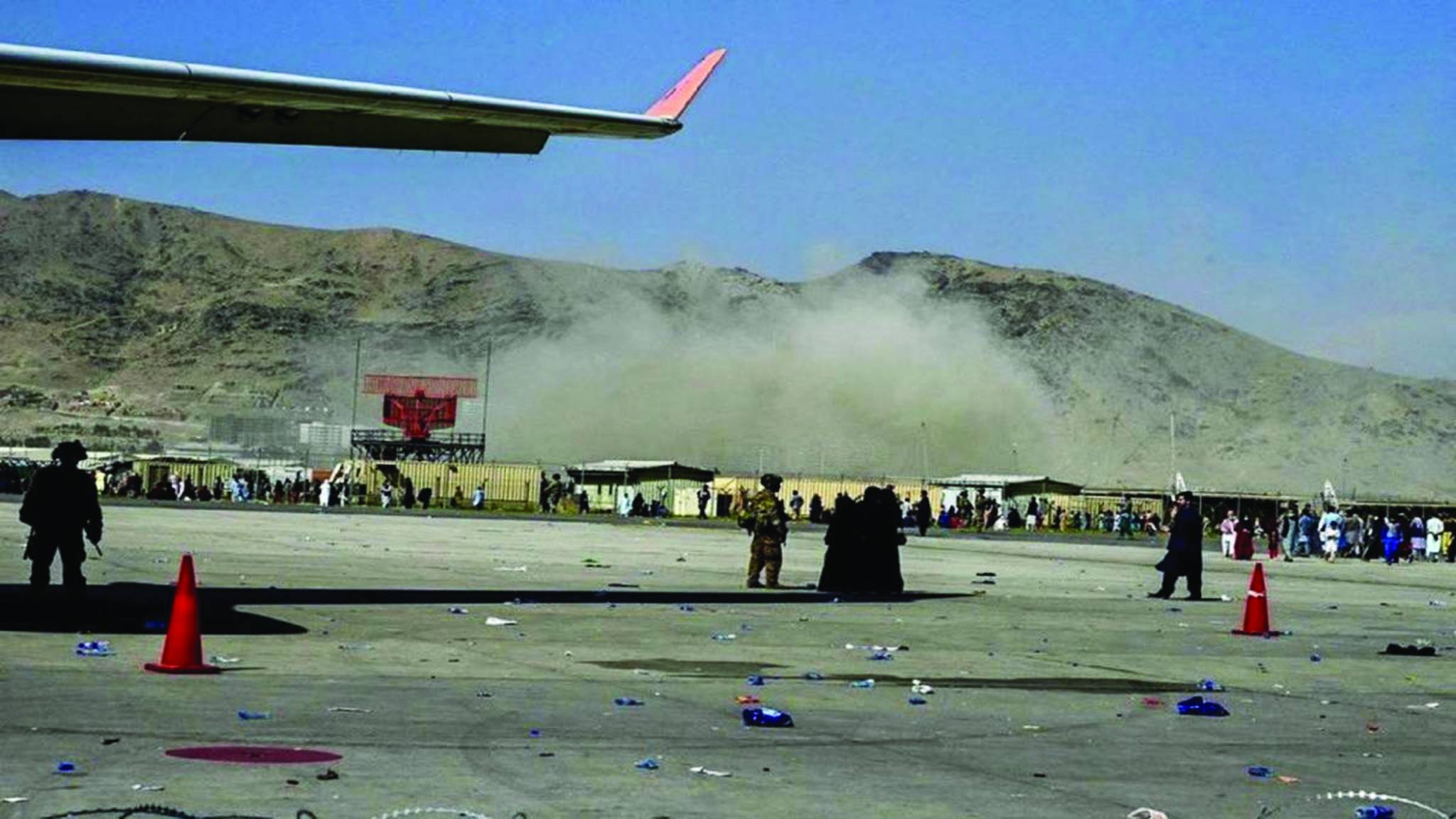 تفجير انتحاري بالقرب من مطار كابول ووقوع ضحايا بينهم أفغان وجنود أميركيون
مسؤول افغاني: احصينا 60 قتيل و140 جريحاً