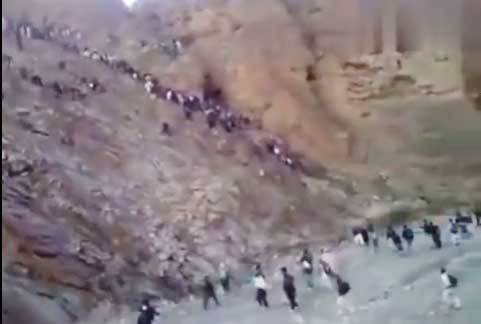 مئات الأفغان يتسلقون الجبال للدخول إلى إيران