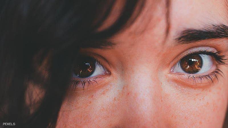 دموع العين المستمرة.. ما السر؟ ما الحلول؟