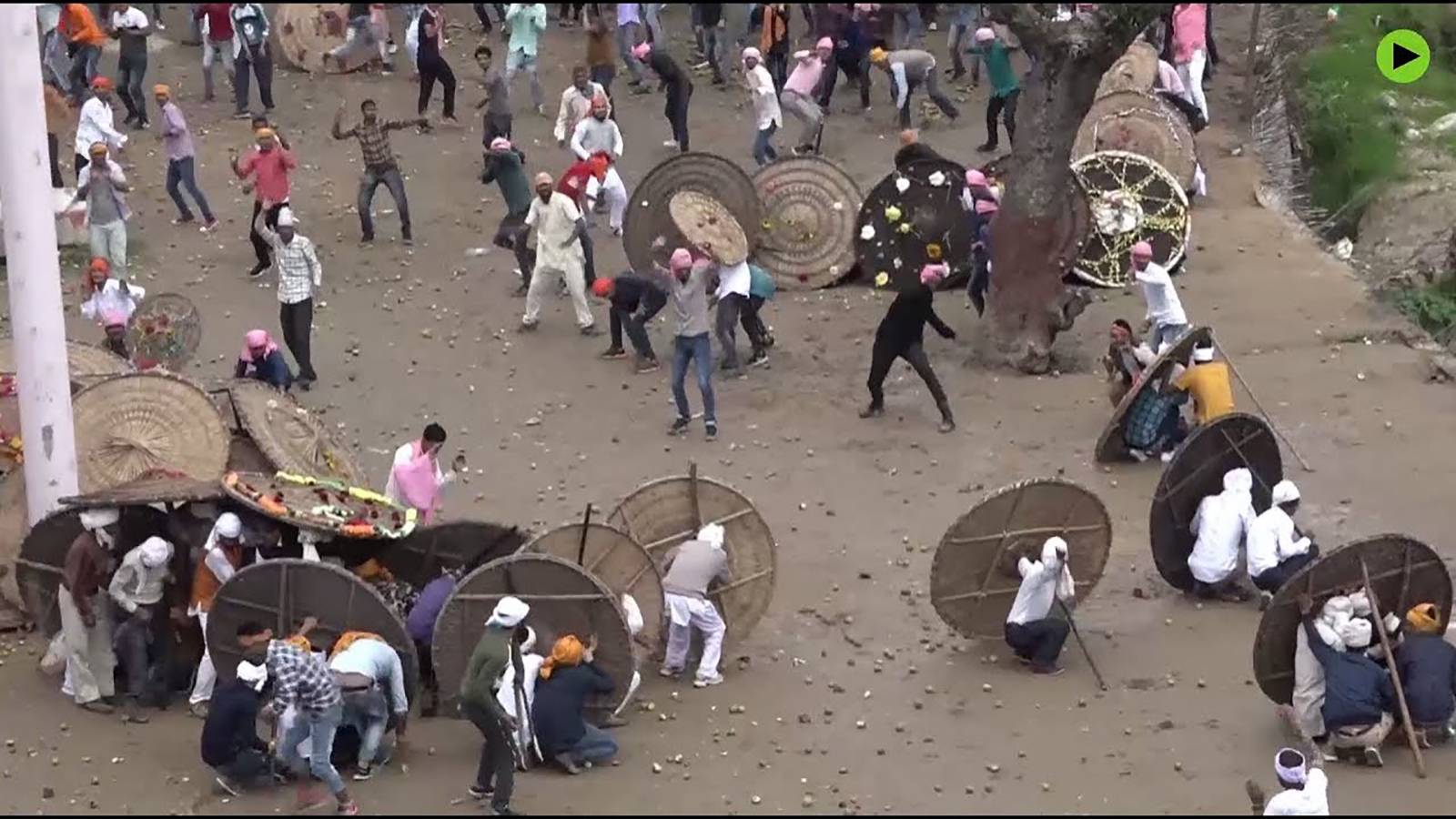 77 جريحاً خلال 7 دقائق بمعركة بالحجارة تكريما للآلهة