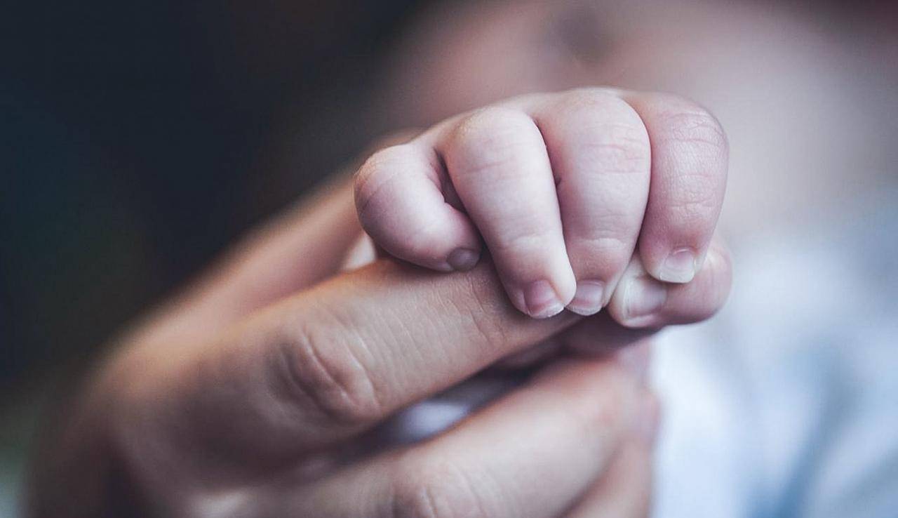 وجدت مرمية إلى جانب مستوعب للنفايات.. العثور على طفلة في هذه المنطقة (صورة)