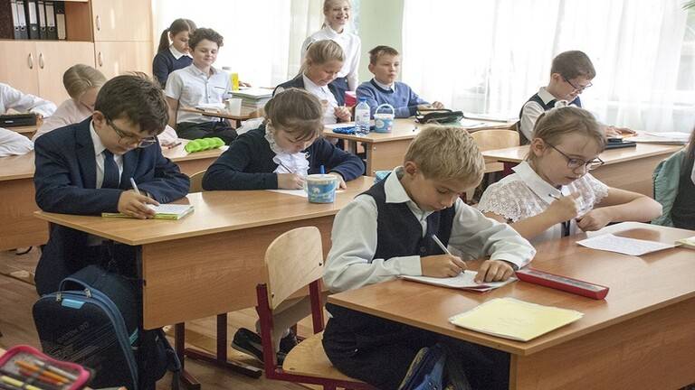 شركة روسية تصمم وتنفذ أزياء للتلاميذ تحمي من 