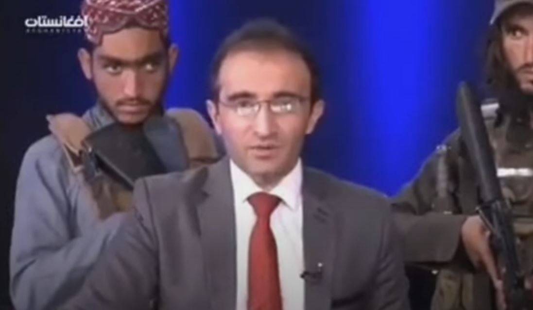 عناصر طالبان يقتحمون غرفة الأخبار في التلفزيون الرسمي خلال البث المباشر