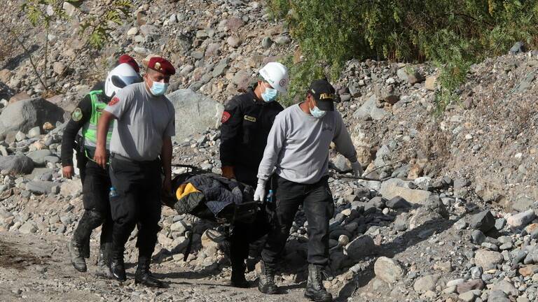 مصرع 32 شخصا على الأقل بسقوط حافلة في واد في بيرو