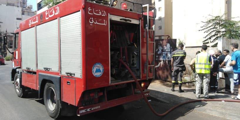 حريق داخل مستودع في زوق مصبح والدفاع المدني يتدخل