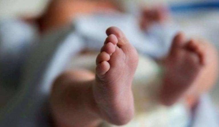 نسيتها والدتها في السيارة... ففارقت الحياة