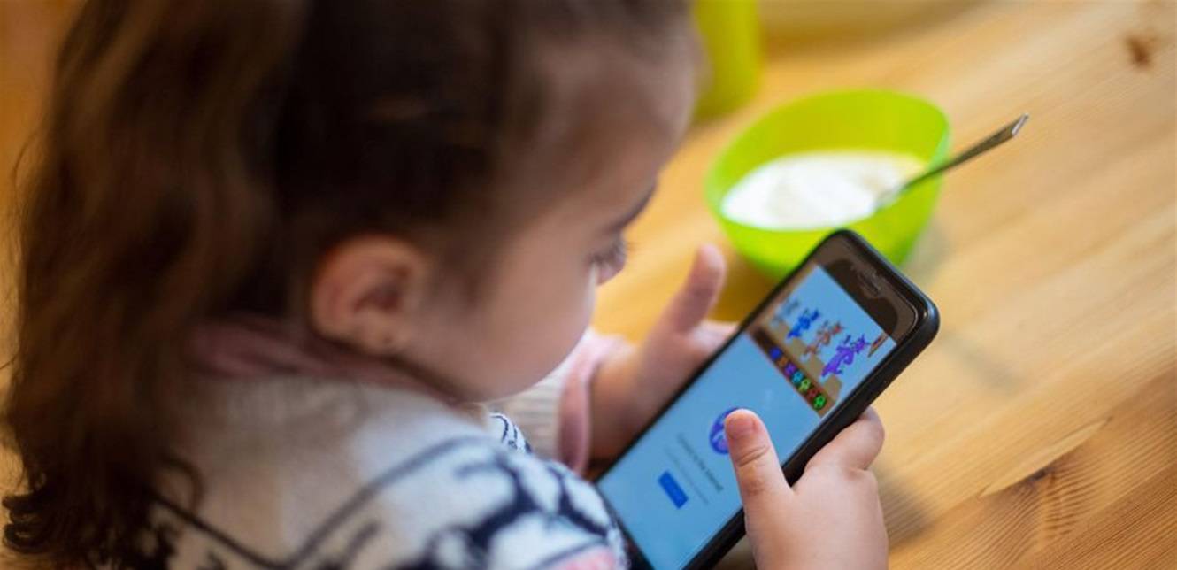 تطبيق يمكّن الآباء من التحكم بهواتف أطفالهم بشكل كامل.. ما هو؟