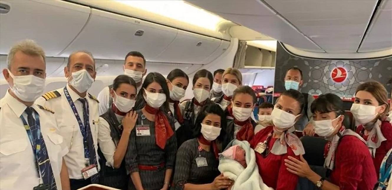 انجبت طفلتها في الطائرة... اليكم ما حصل (فيديو)