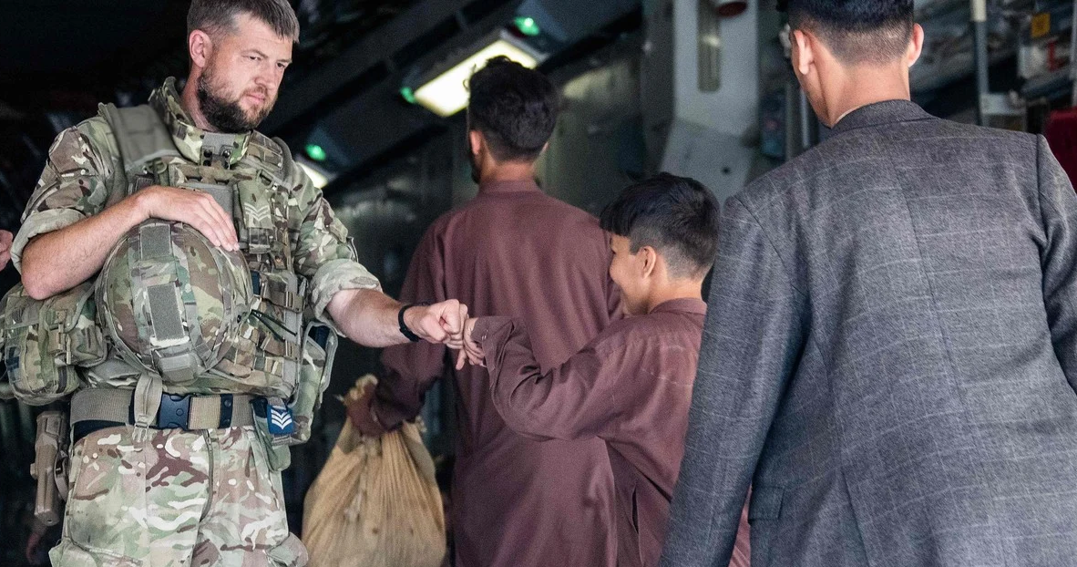 حشود أفغانية تتدفق إلى الحدود أملاً في الفرار