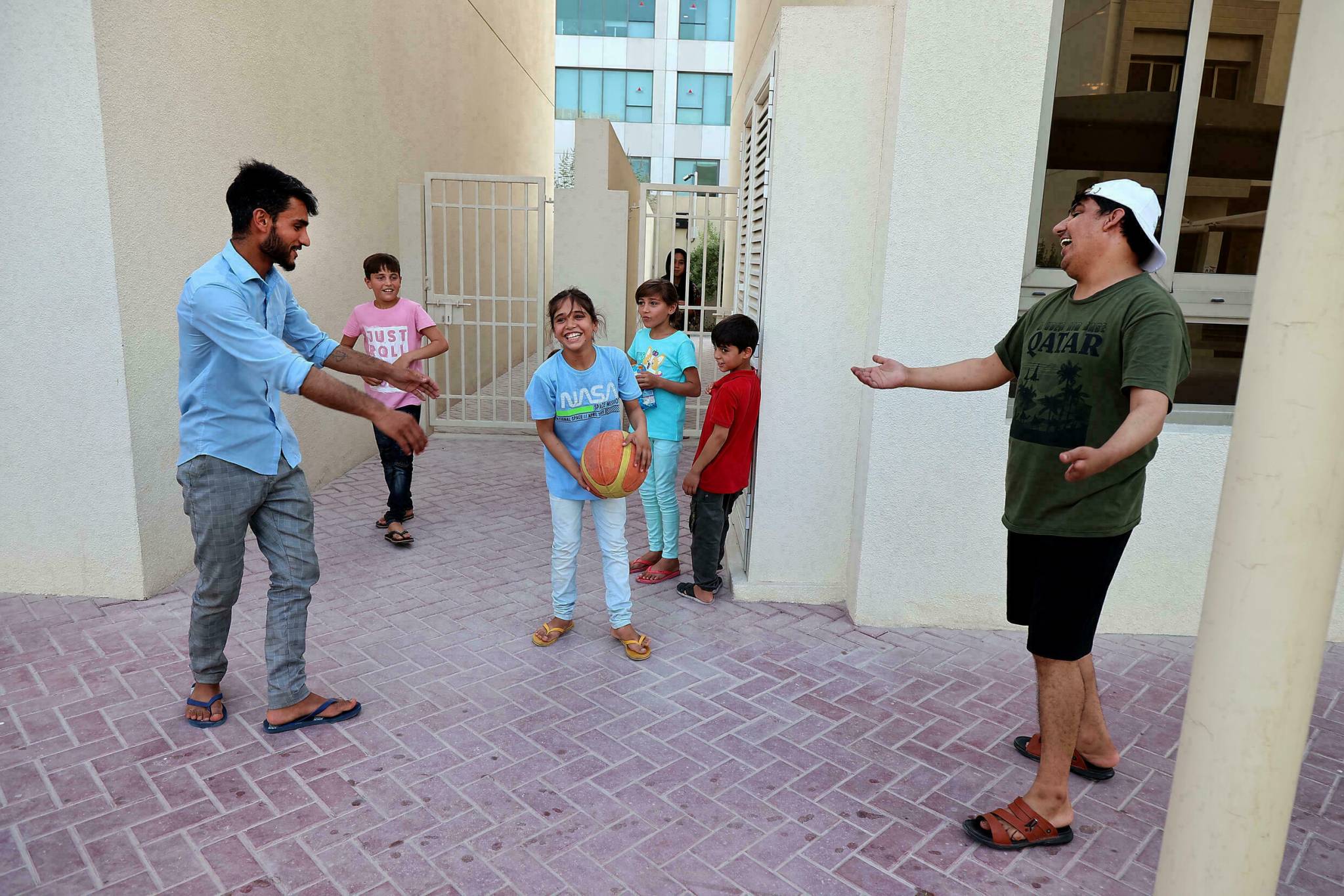 لاجئون أفغان يقيمون في مقار مونديال قطر
