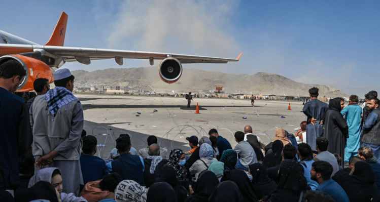 قاصرات أجبرن على الزواج في مطار كابل بهدف الخروج من البلاد