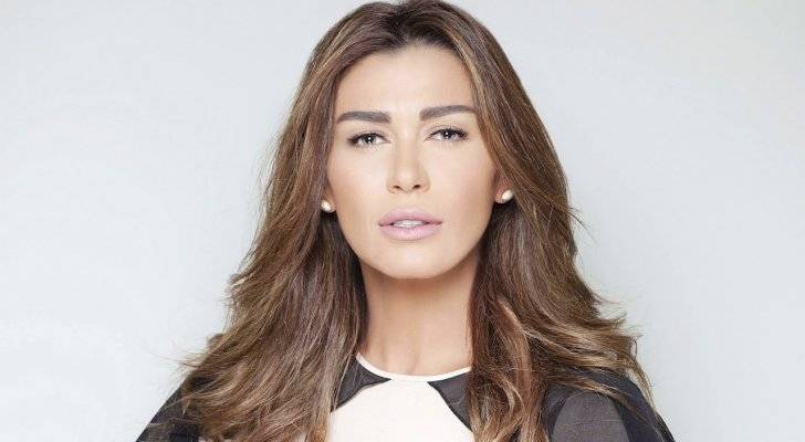 نادين الراسي تثير الجدل بإطلالتها 