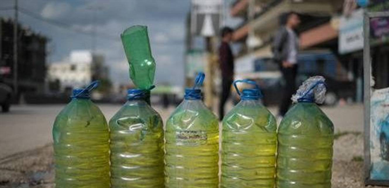 غالونات بنزين تباع في السوق السوداء في هذه المنطقة....