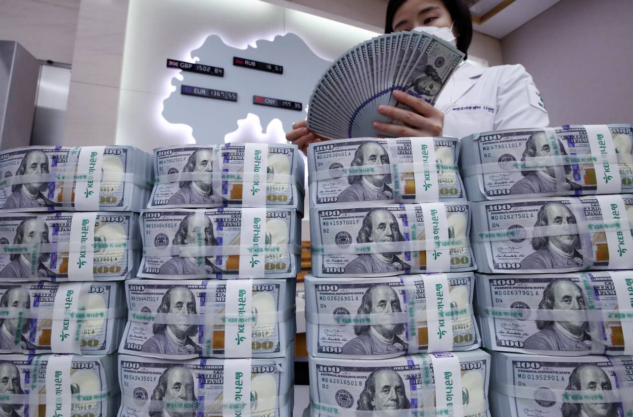 دولار السوق السوداء إلى ما دون الـ10 آلاف ليرة... فهل تبيعون دولاراتكم؟