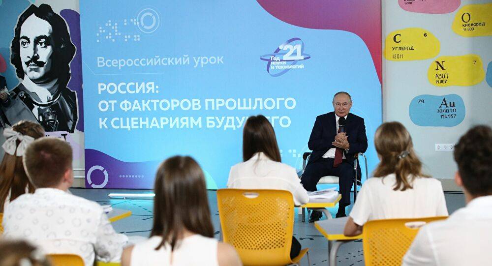 بالفيديو... تلميذ روسي يحرج بوتين ويصحح له معلومة تاريخية