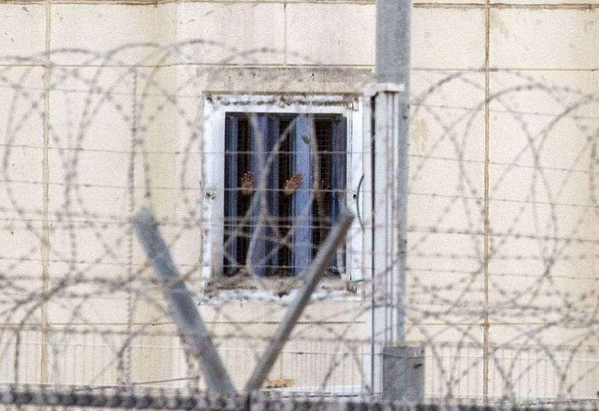 قوات الإحتلال تعتقل أفرادا من عائلات الأسرى الفارّين من سجن جلبوع