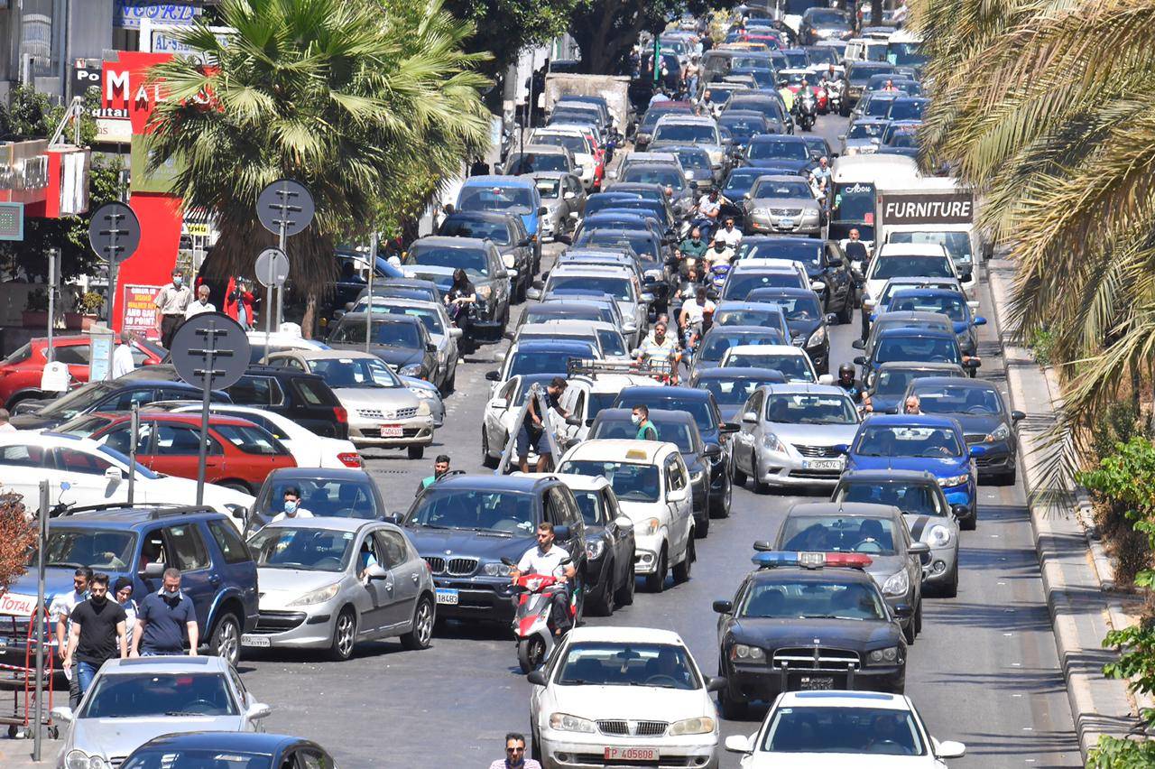 طوابير سيارات لا نهاية لها أمام محطات الوقود في لبنان
