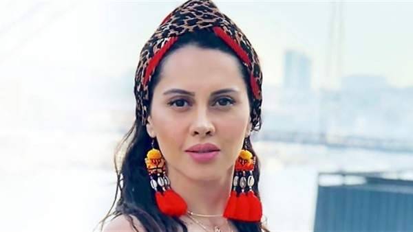 ياسمين رئيس تشتاق لوالدتها وتعلّق بكلمات مؤثرة