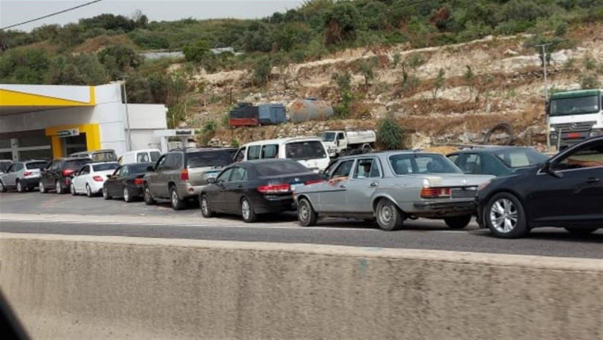 على هذه المحطة التعبئة "يوم إي 10 لا"... وطوابير خاصة لمن يدفع أكثر
